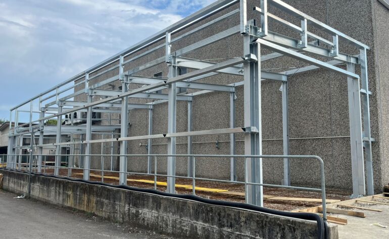 Struttura in carpenteria metallica pesante in acciaio zincato per ampliamento industriale in provincia di Reggio Emilia.